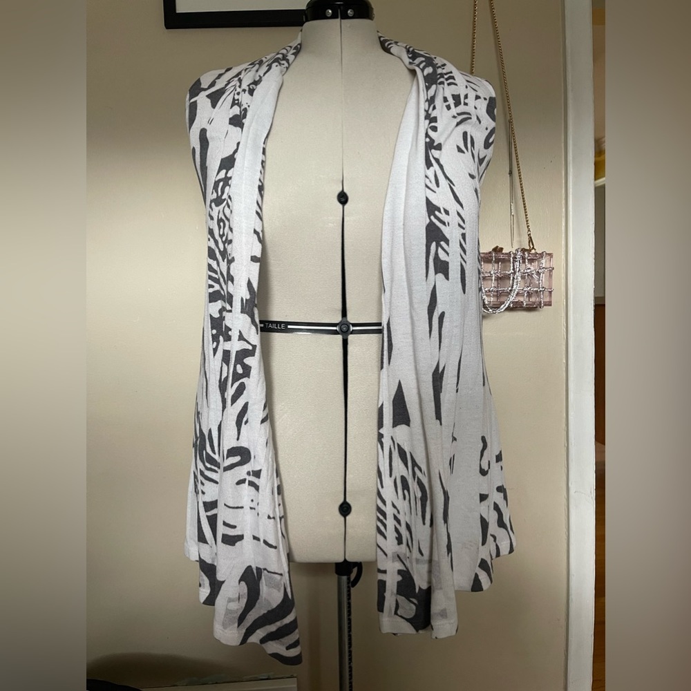 3/$15 Love Culture Loose Fit Vest Gray & White Tiger Design Large